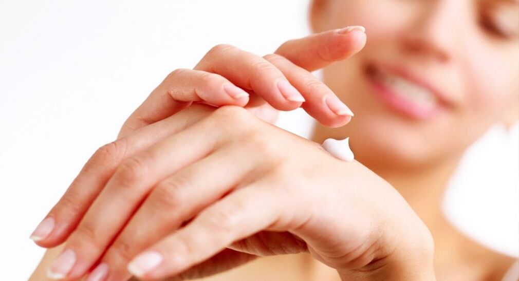 aplicación de crema de manos para rejuvenecer la piel