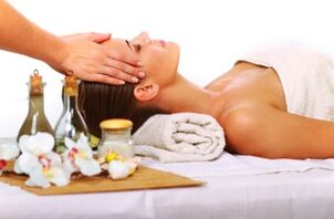 masaje con aceites para el rejuvenecimiento de la piel
